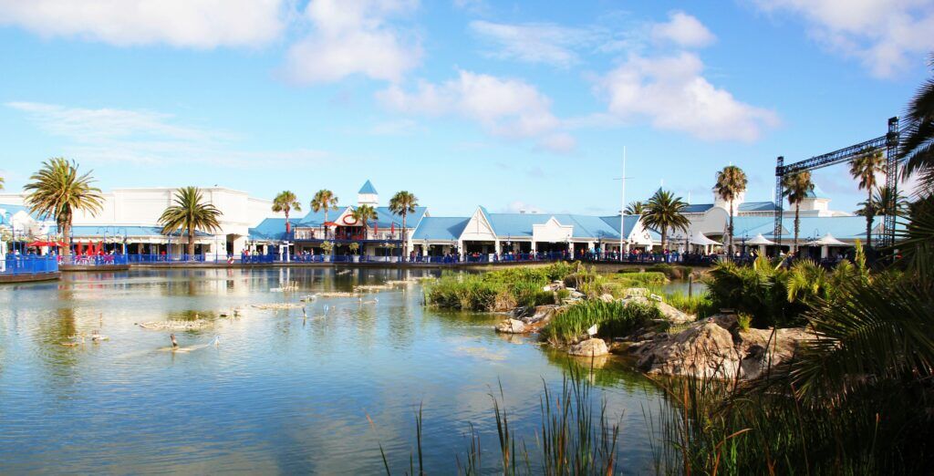 Weiße Häuser am Ufer mit blauem Wasser daneben