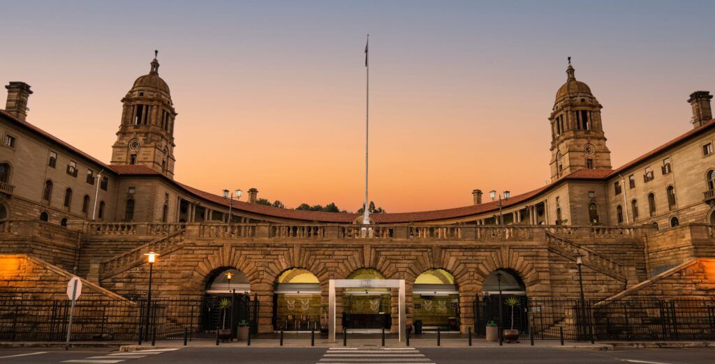 Unition Bildings von vorn mit zwei Türmen bei Sonnenaufgang in Tshwane Pretoria