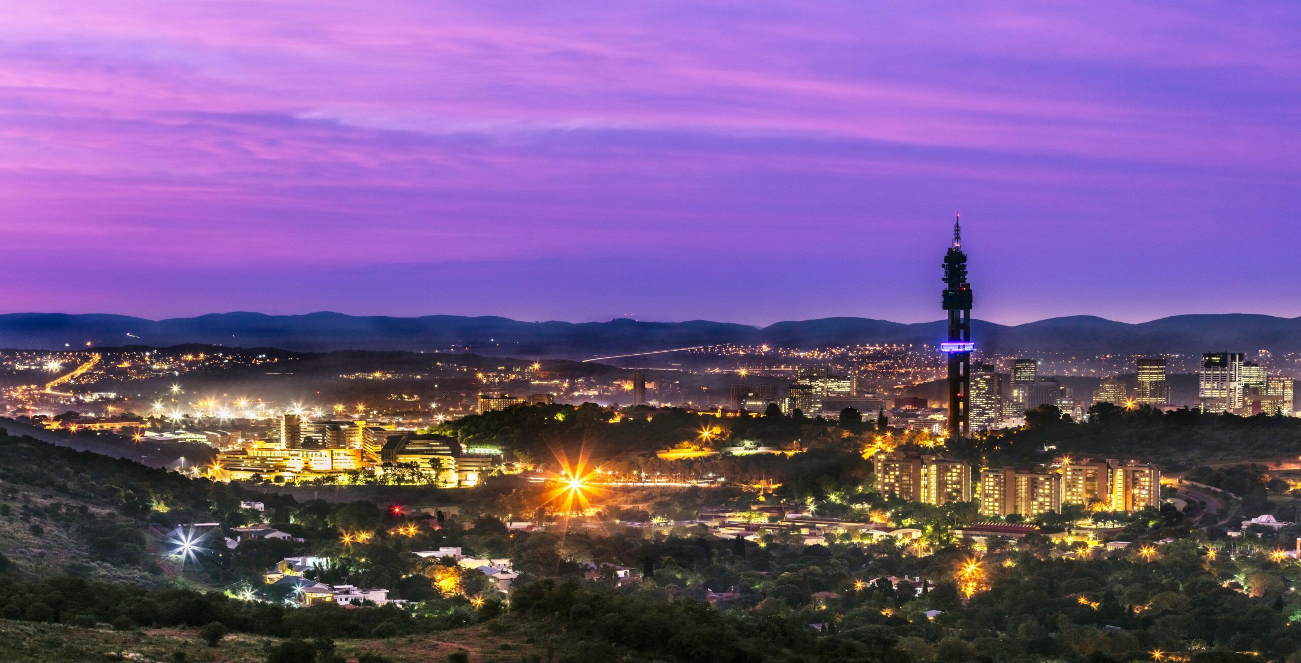 Skyline von Tshwane Pretoria mit lila Himmel