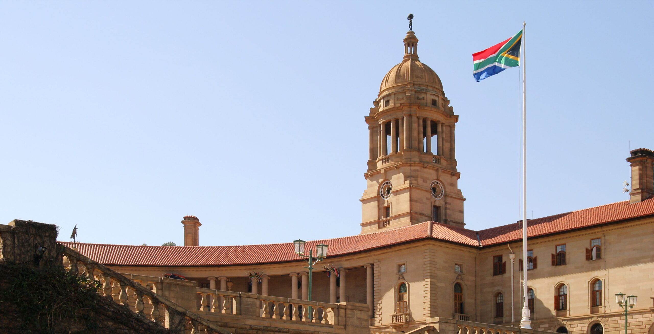 Nahaufnahme von Union Buildings mit Turm und südafrikanischer Flagge