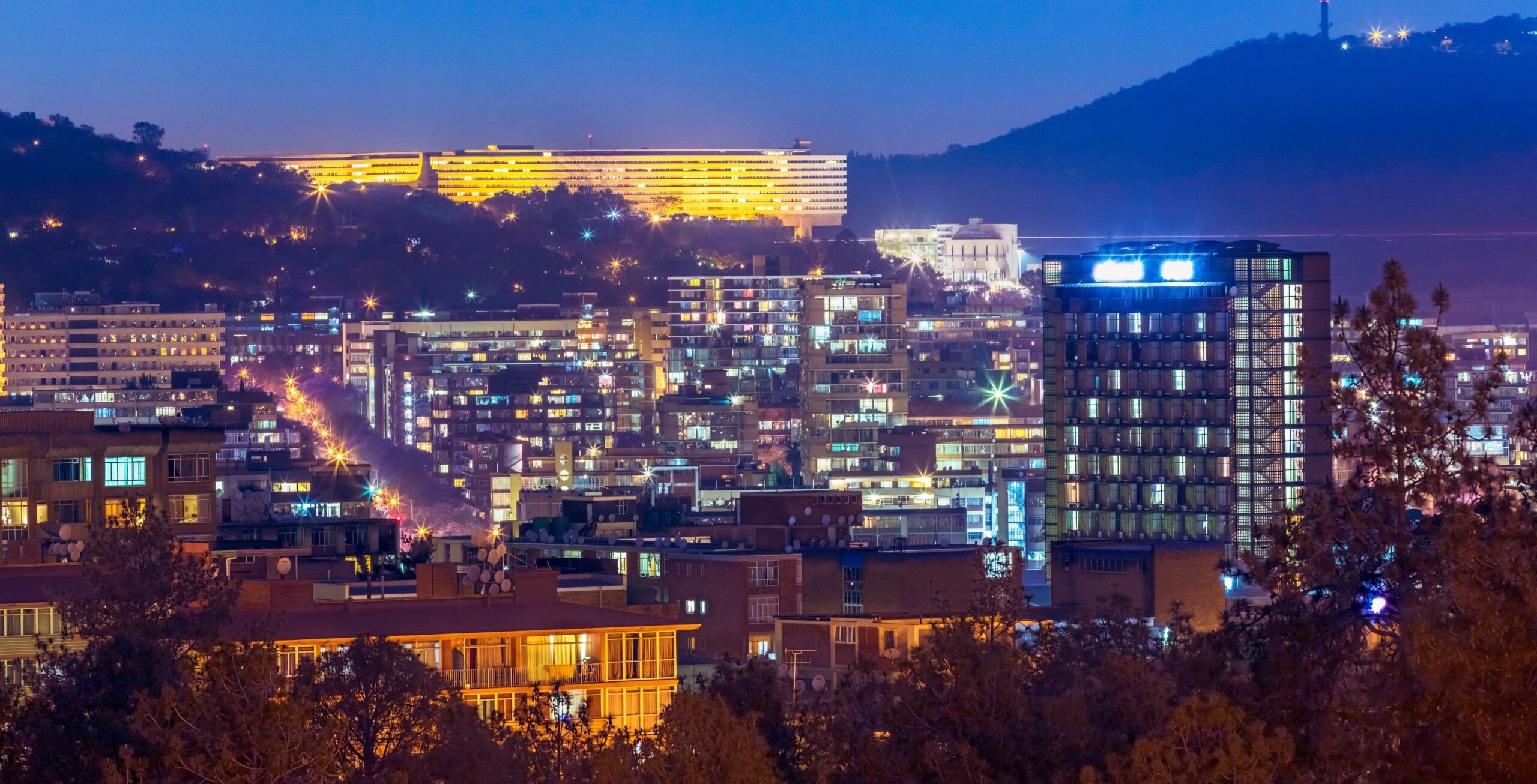 Skyline abends mit Universtität Südafrika in Tshwane Pretoria