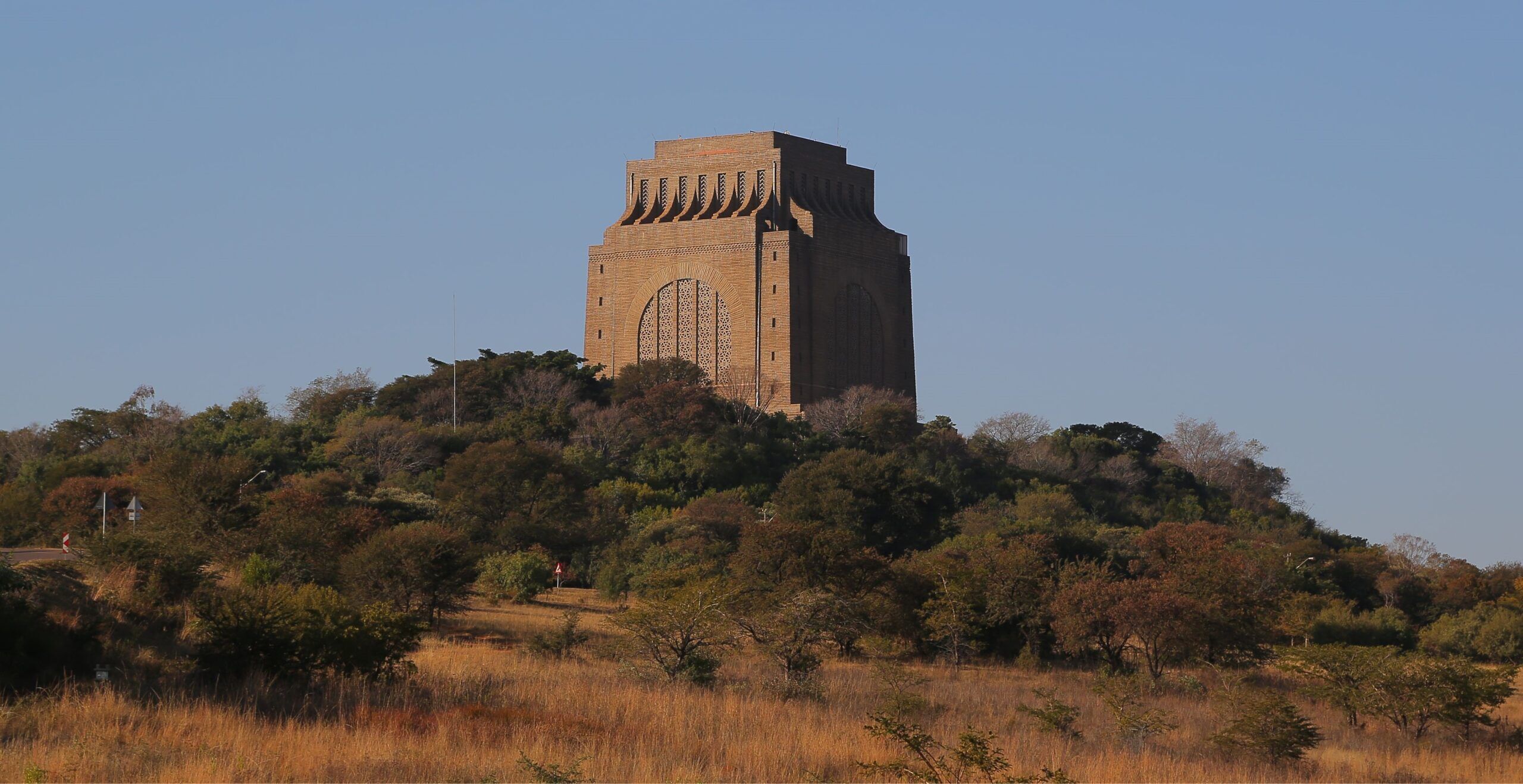 Voortrekker Monument auf einem Hügel mit Bäumen davor