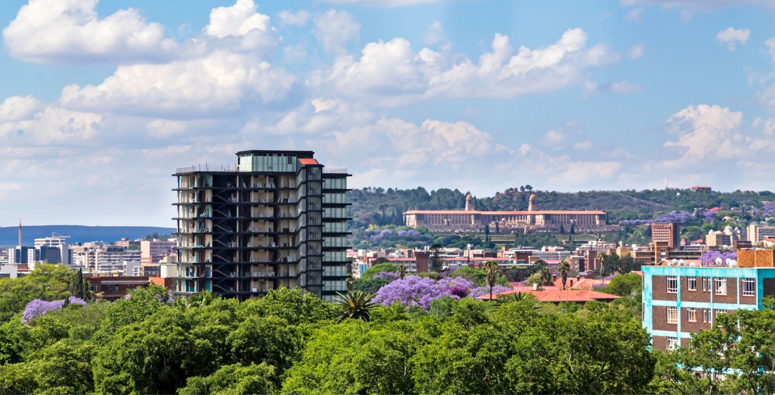 Hohes Gebäude in Tshwane Pretoria mit grünen Bäumen davor