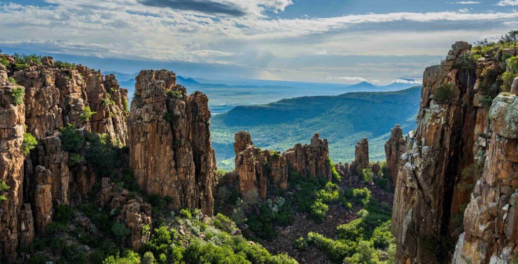 Hohe, schroffe Felsen des Valley of Desolation im Camdeboo Nationalpark