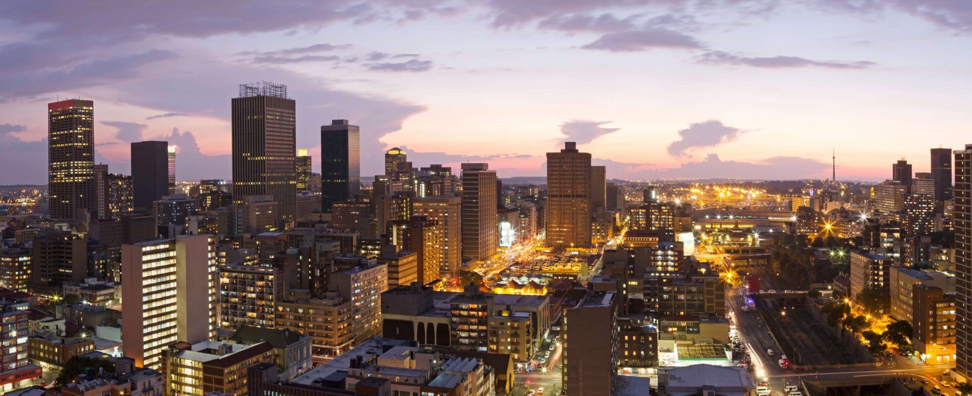 Beleuchtetes Stadtzentrum von Johannesburg bei Nacht