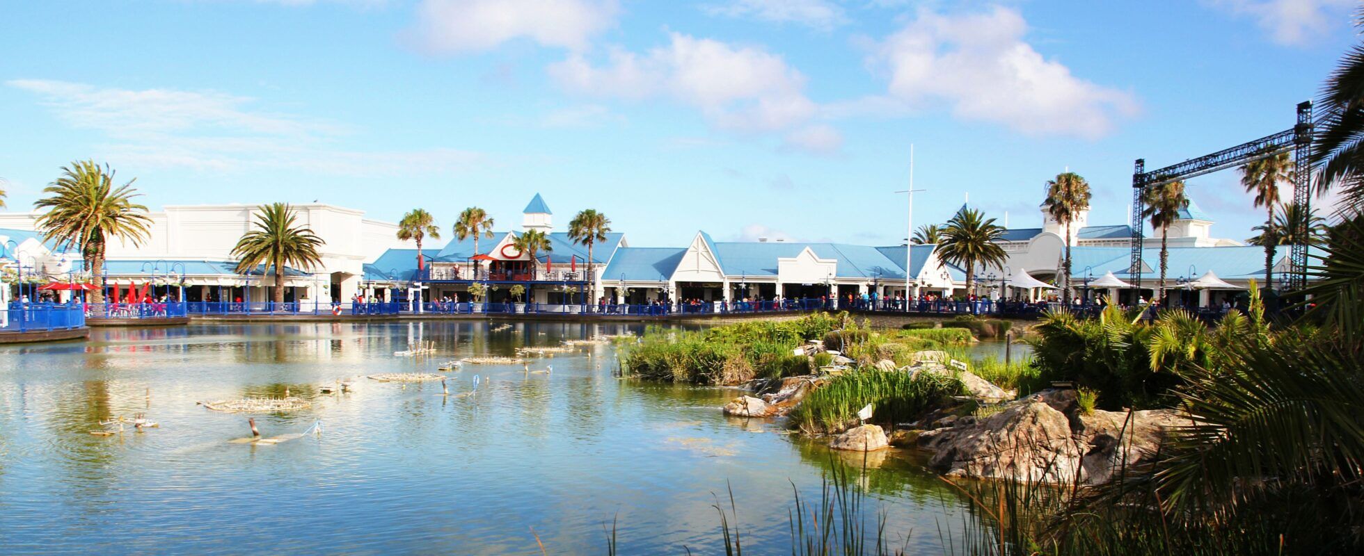 Weiße Häuser am Ufer mit blauem Wasser daneben