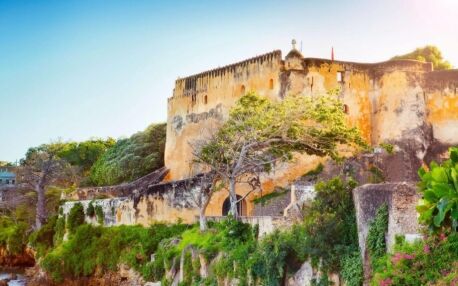Fort Jesus Festung in Mombasa mit grünen Bäumen