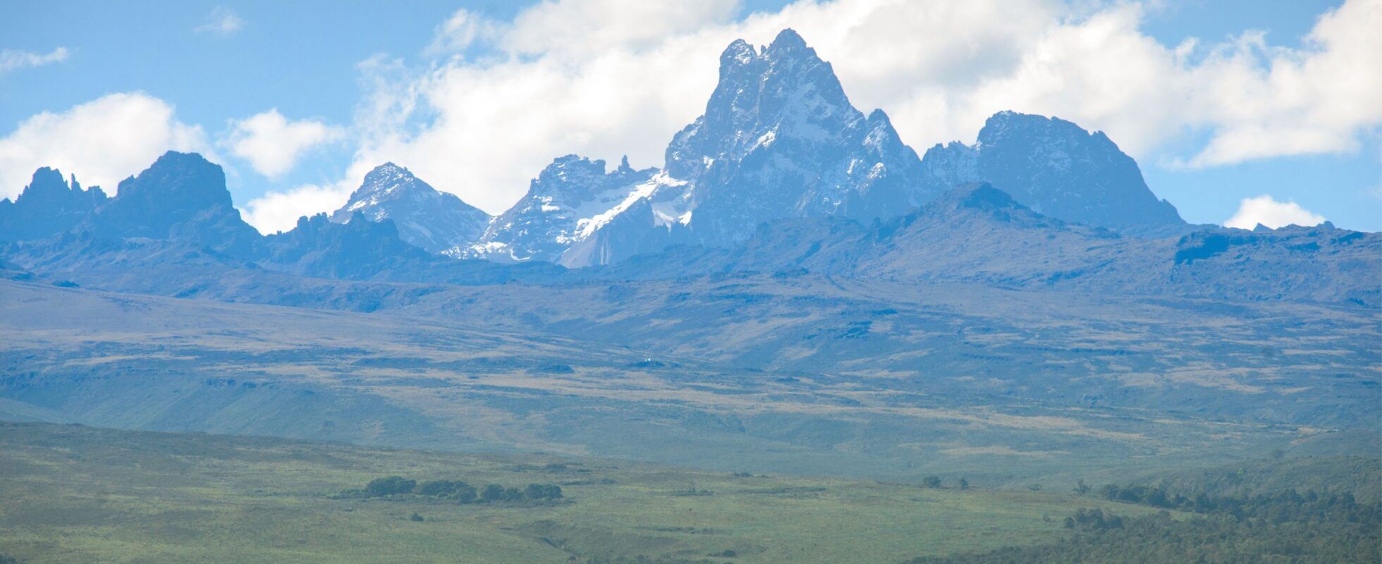 Blick auf den Mount Kenya mit grüner Landschaft davor