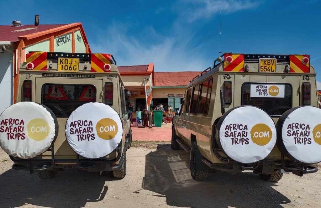 Zwei Jeeps von Afrika Safari Urlaub, von hinten fotografiert