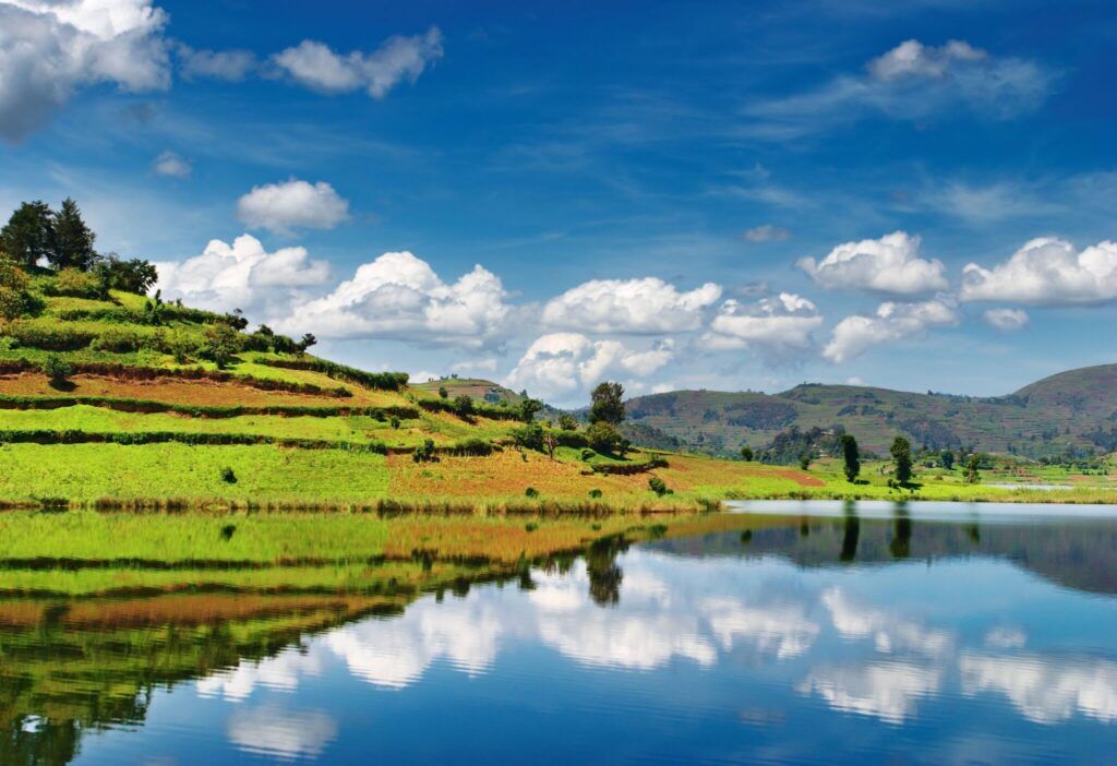 Lake Bunyoni Uganda mit Bergen und grünen Hügeln