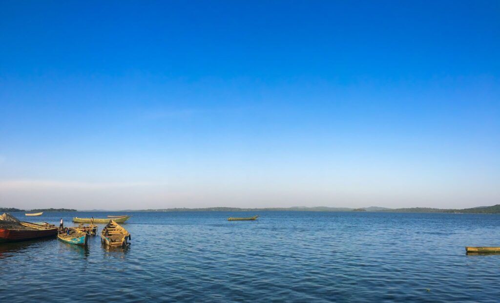 Viktoriasee mit Booten und blauer Himmel Uganda