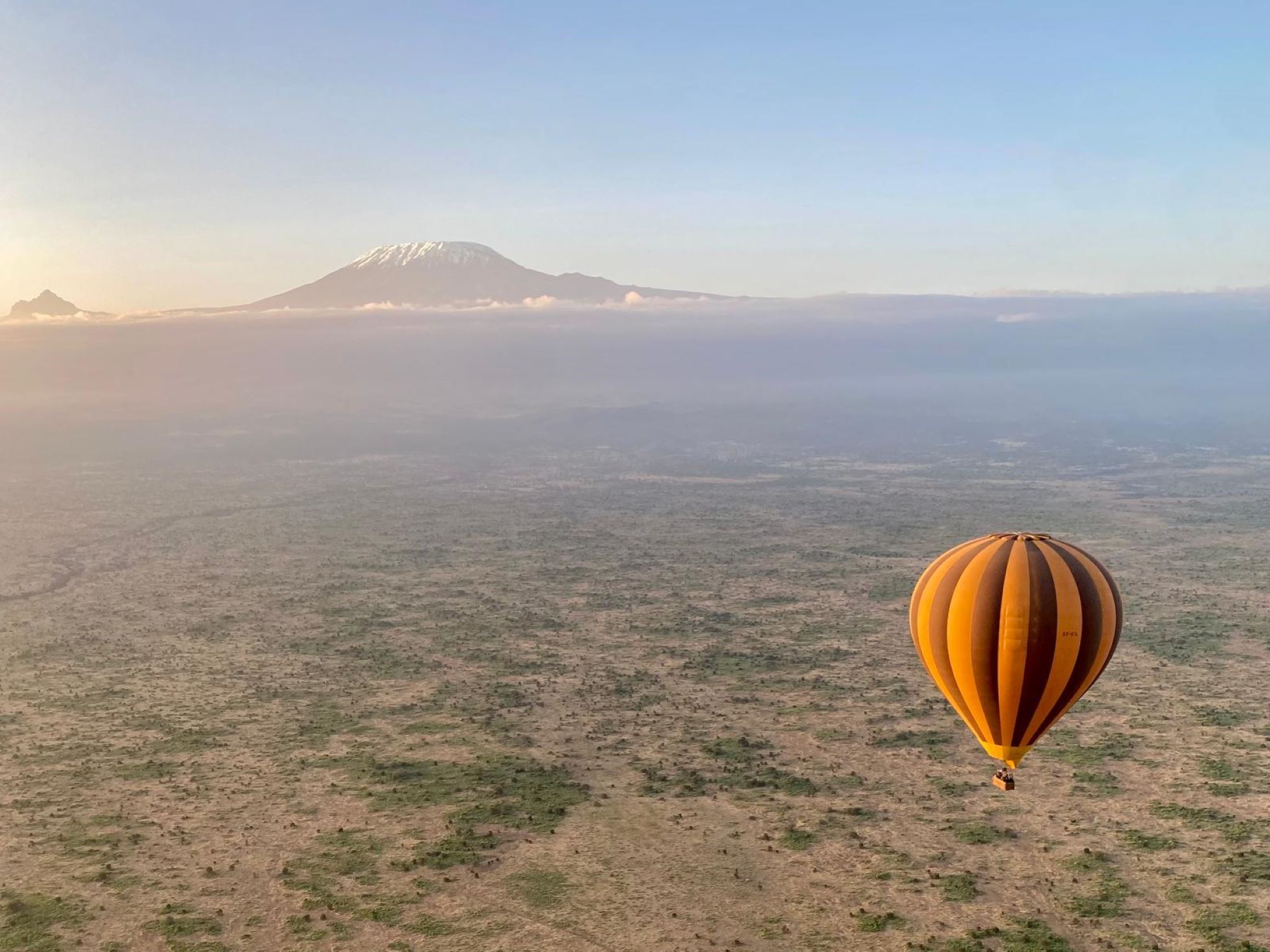 Heißluftballoon fliegt über den Amboseli Nationalpark mit Berg im Hintergrund