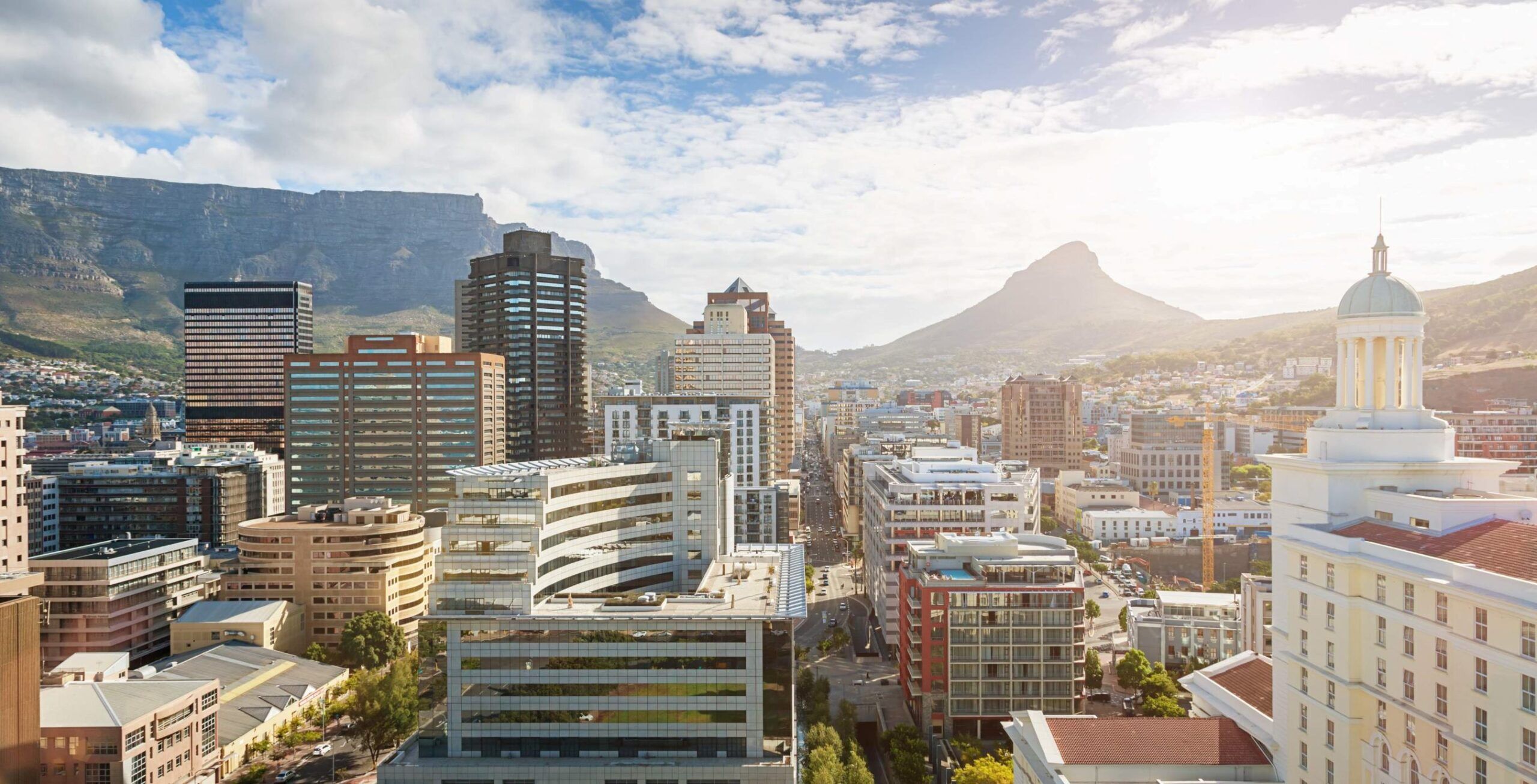Innenstadt Kaptstadts mit hohen Gebäuden und dem Tafelberg im Hintergrund