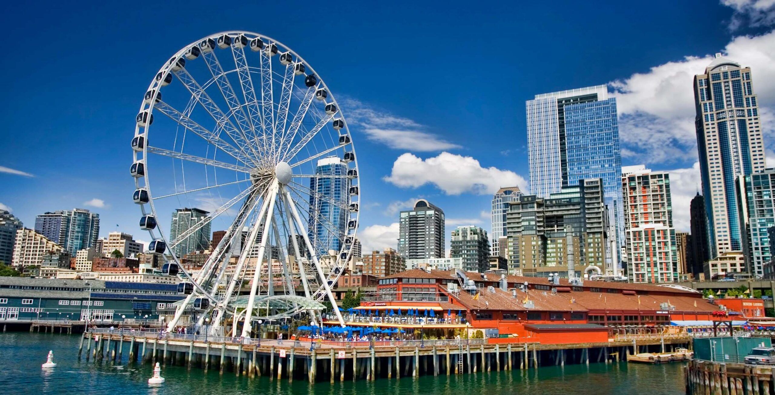 Victoria Albert Waterfront in Kapstadt mit Riesenrad am Pier
