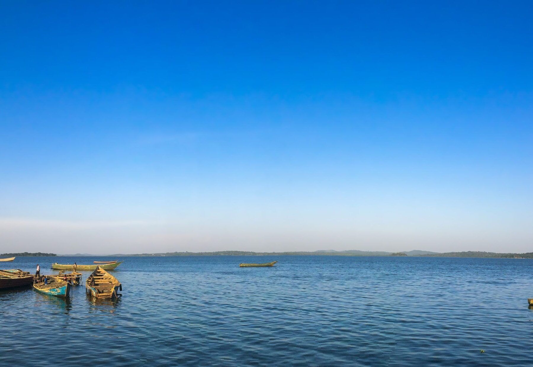 Viktoriasee mit Booten und blauer Himmel Uganda