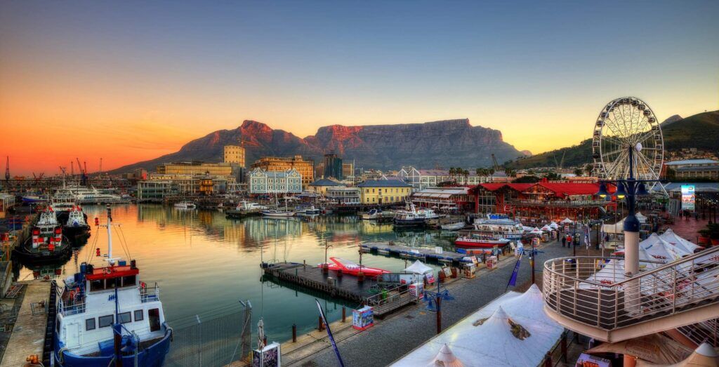 Blick auf den Hafen von Kapstadt bei Sonnenuntergang mit Tafelberg im Hintergrund
