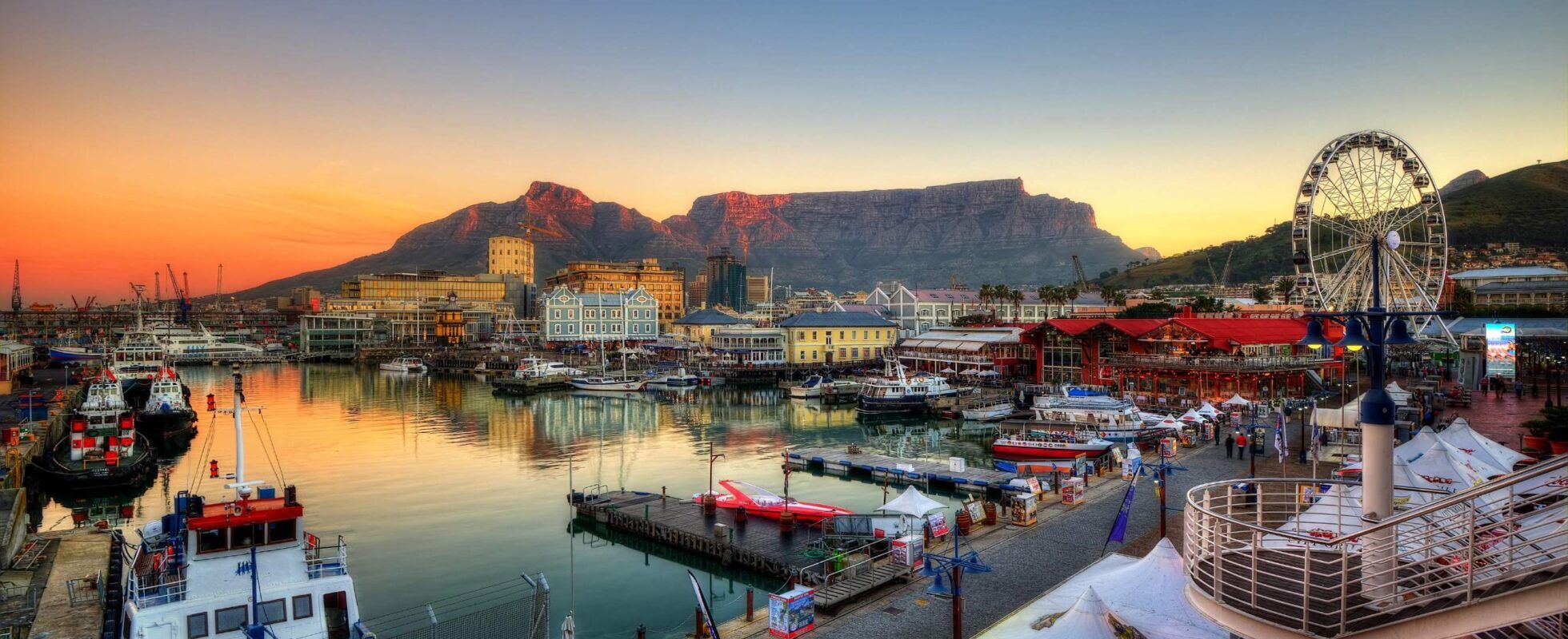 Blick auf den Hafen von Kapstadt bei Sonnenuntergang mit Tafelberg im Hintergrund