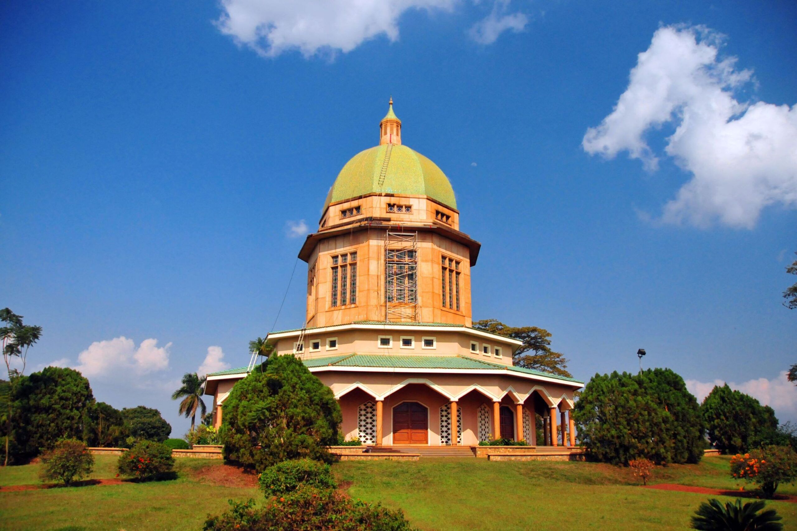 Bahai Tempel in Kampala umgeben von Bäumen und Wiese
