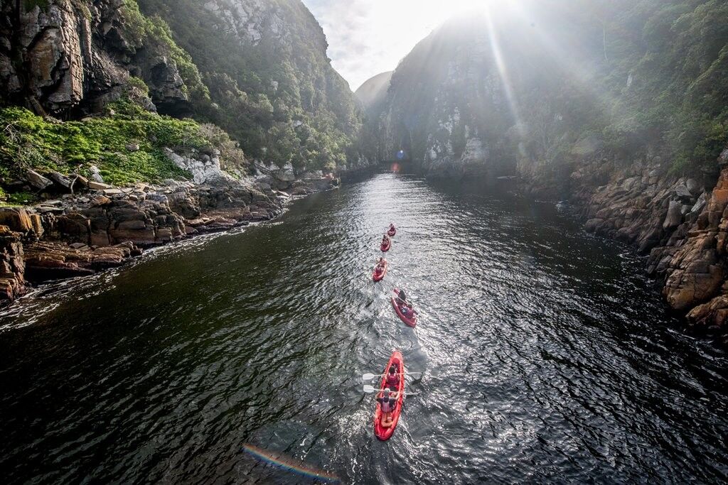 Mehrere rote Kajaks in der Storms River Gorge