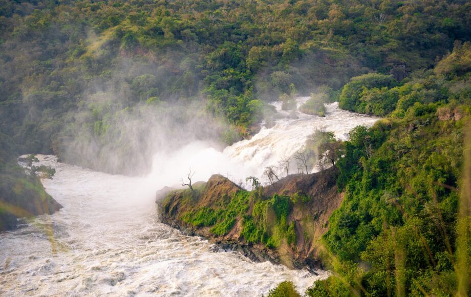 Wasserfall der Murchison Falls, umgeben vom grünen Wald in Uganda