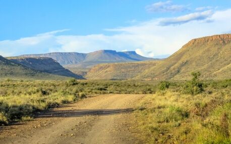 Grüne Hügel und eine Straße im Karoo Nationalpark in Südafrika