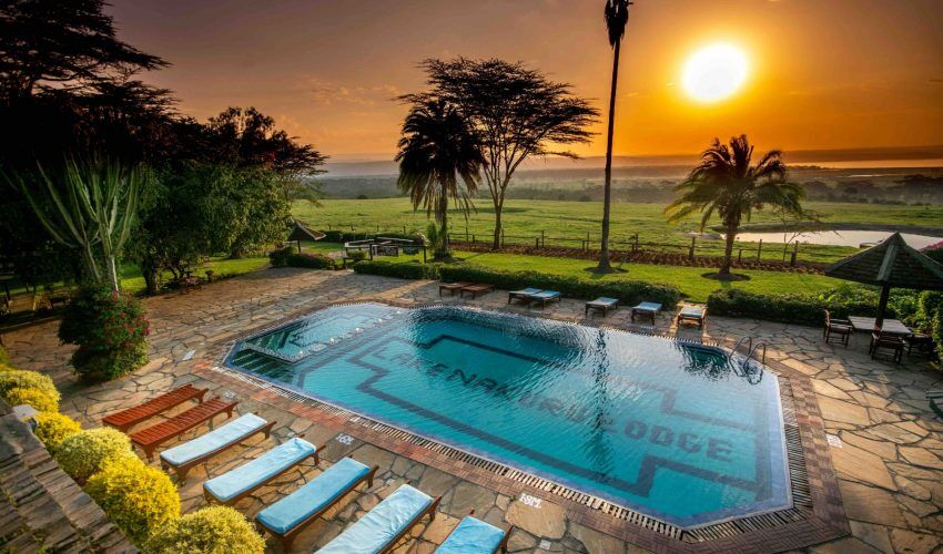 Kenia Lodge mit Pool Palmen und Sonnenuntergang