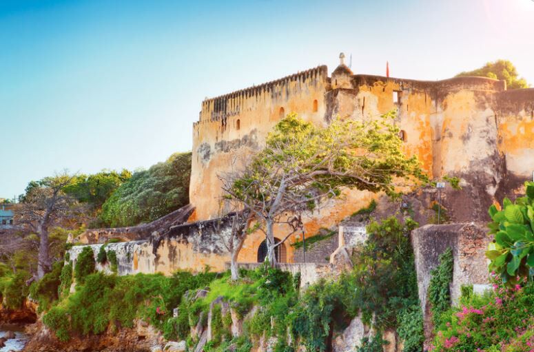 Fort Jesus Festung mit Bäumen, blauer Himmel