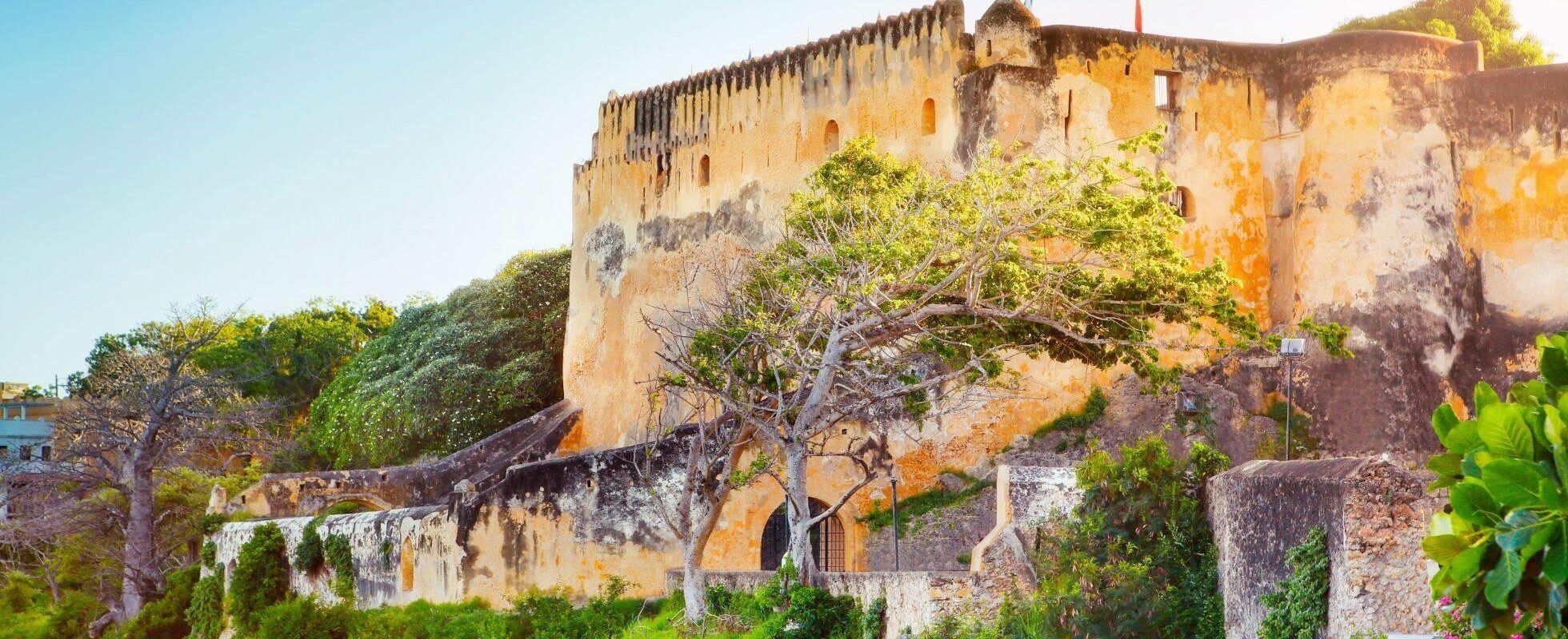 Fort Jesus Festung in Mombasa mit grünen Bäumen