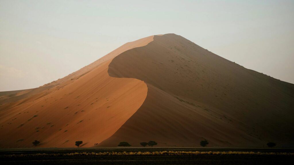 Eine wellenartige große Düne in Sossusvlei, Namibia
