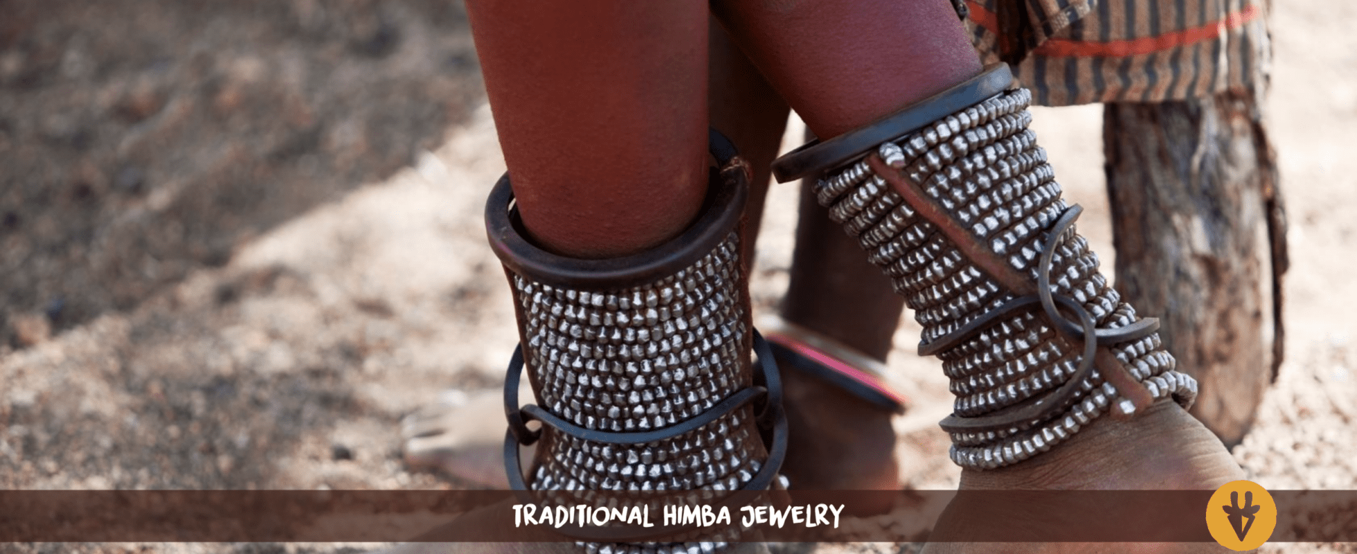 Ein Paar Füße der Himba mit langem Schmuck