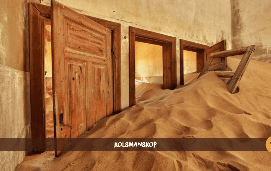 Ein Zimmer mit drei Türen in Kolmanskop mit einer Düne im Inneren