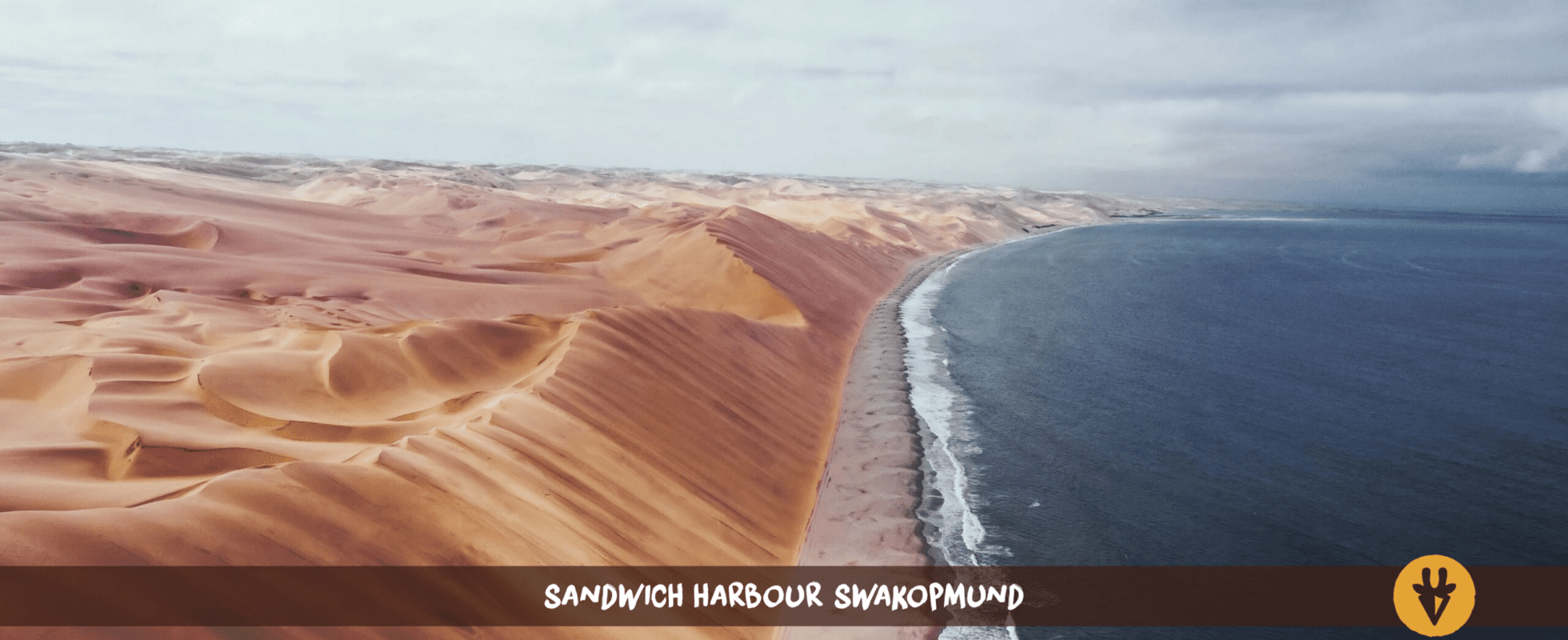 Dünen treffen auf den Ozean in Sandwich Harbour bei Swakopmund in Namibia