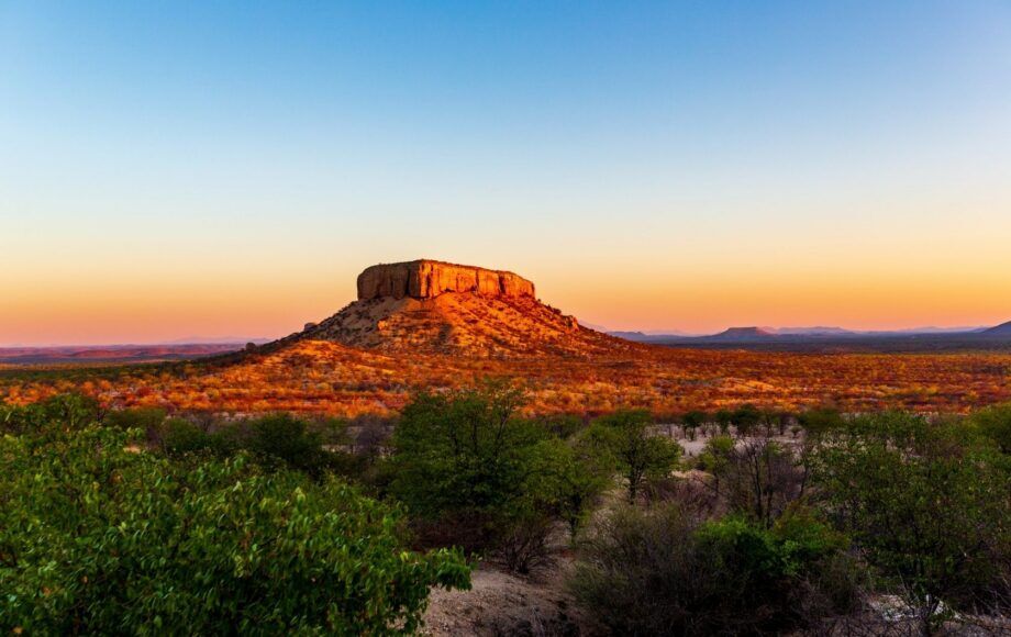 Waterberg Plateau Namibia im Sonnenschein und Bäumen im Tal davor