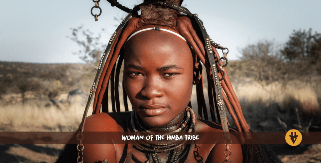 Nahaufnahme einer Himba-Frau mit rotbraunen Haaren und Halsketten