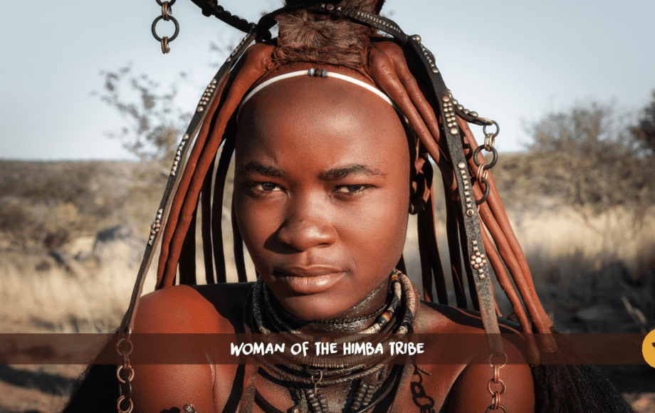 Nahaufnahme einer Himba-Frau mit rotbraunen Haaren und Halsketten