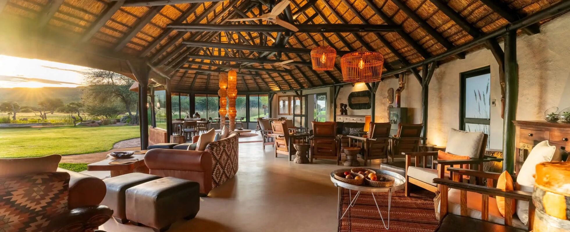 Lobby des Okonjima Luxury Bush Camp im Okonjima Nature Reserve in Namibia mit Möbeln aus dunklem Holz