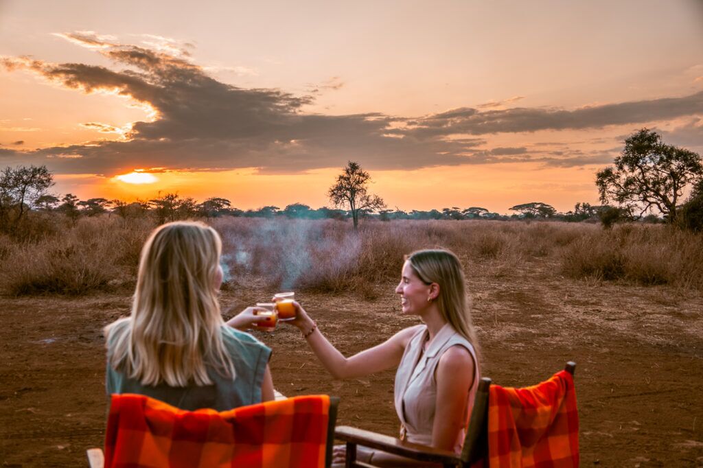 IM_KE_AMB_Sundowner at Tulia Amboseli_Clients with drinks