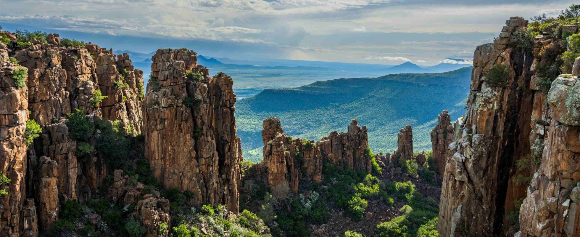 Hohe, schroffe Felsen des Valley of Desolation im Camdeboo Nationalpark