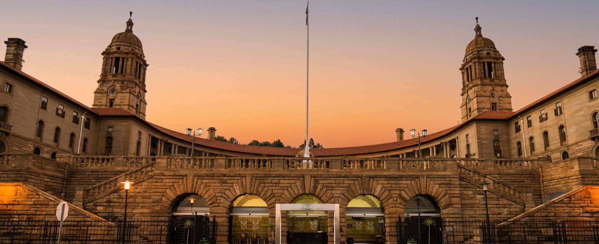 Unition Bildings von vorn mit zwei Türmen bei Sonnenaufgang in Tshwane Pretoria