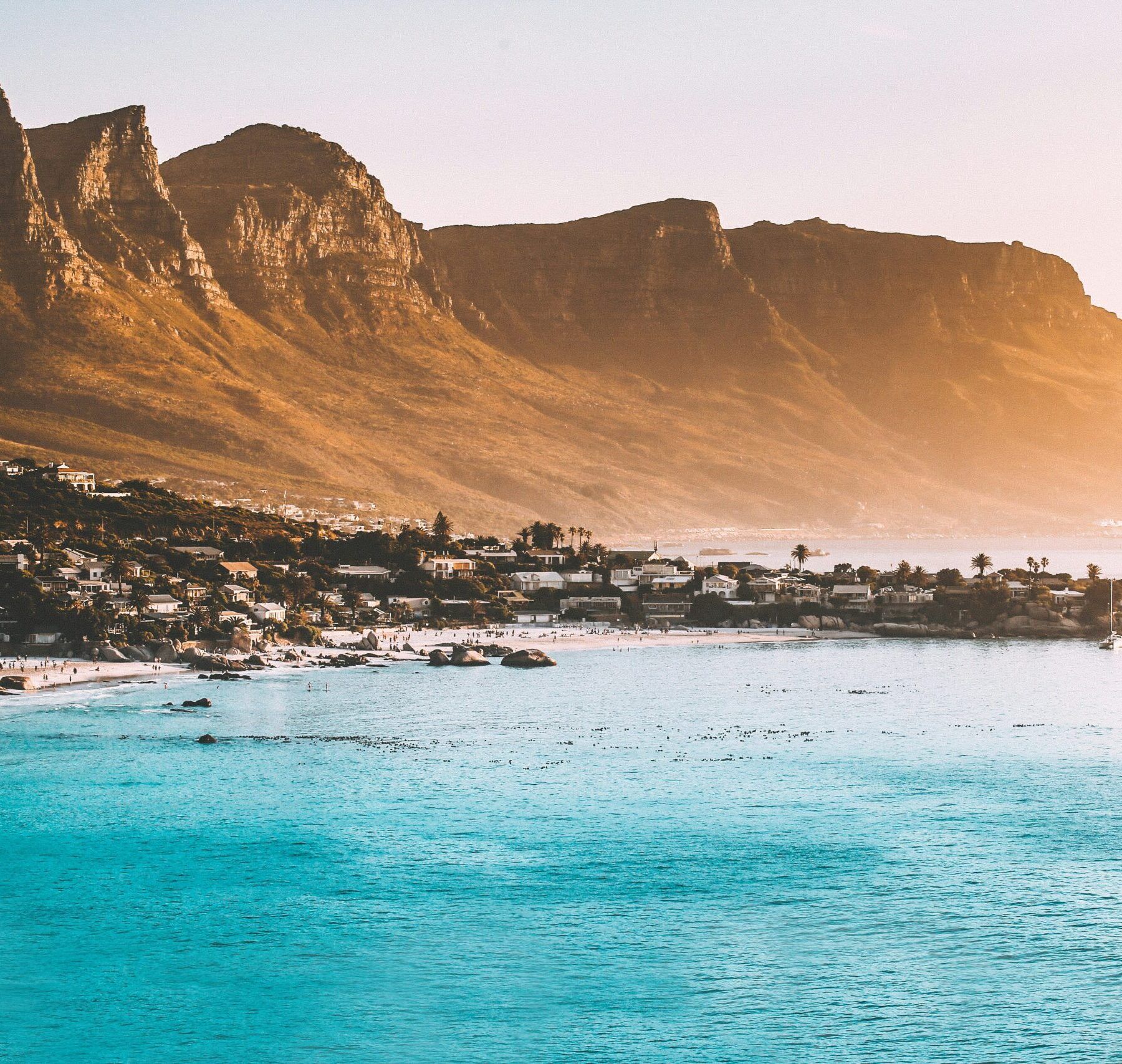 Malerischer Blick auf Strand, Meer und Berge
